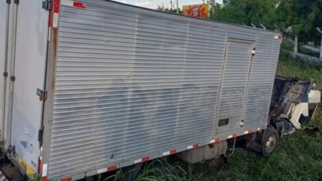 motorista-morre-ao-colidir-com-caminhao-na-br-232