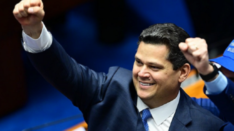 eleito-com-73-votos,-davi-alcolumbre-volta-a-presidencia-do-senado-apos-quatro-anos