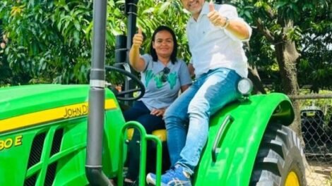 fredson-brito-recebe-trator-para-associacao-rural