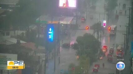 ruas-alagadas,-aulas-suspensas,-deslizamento-de-barreira-e-queda-de-arvores:-chuva-no-grande-recife-causa-transtornos