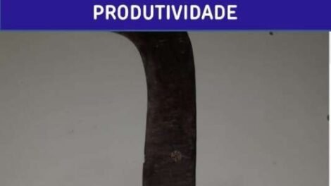 homem-furioso-destroi-moto-a-golpes-de-foice-em-triunfo