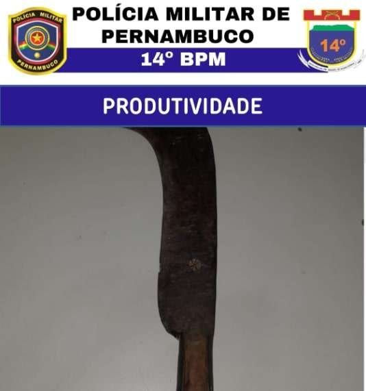 homem-furioso-destroi-moto-a-golpes-de-foice-em-triunfo