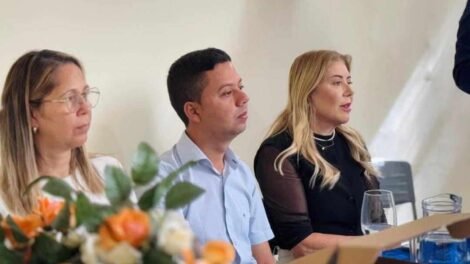 prefeito-de-flores-participa-de-reuniao-com-educadores-do-municipio