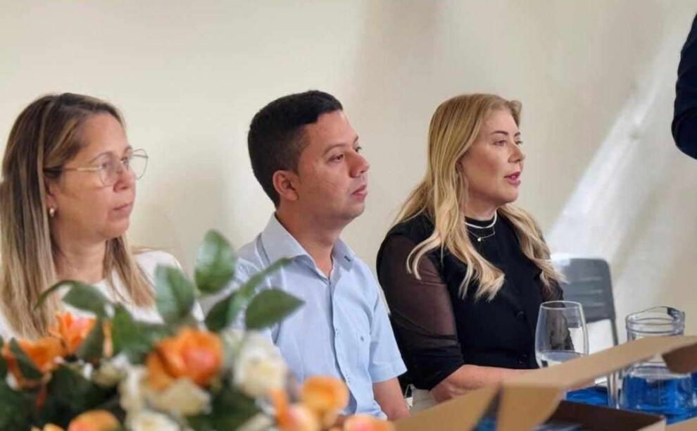 prefeito-de-flores-participa-de-reuniao-com-educadores-do-municipio