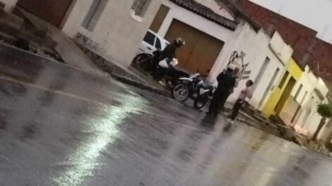 moto-colide-com-carro-no-sao-bras,-em-afogados-da-ingazeira