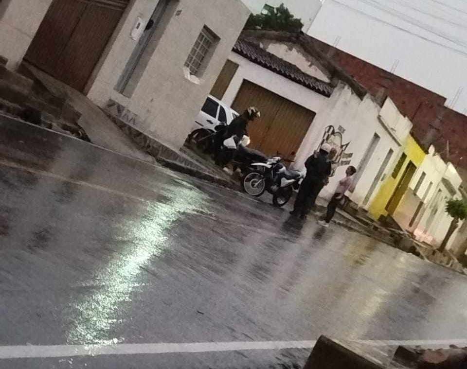 moto-colide-com-carro-no-sao-bras,-em-afogados-da-ingazeira