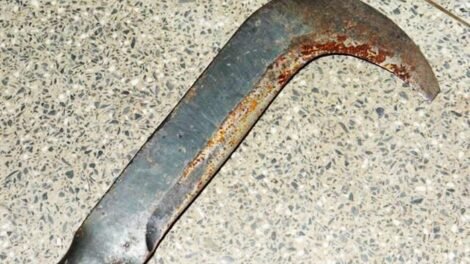 mulher-agride-homem-com-uma-foice-em-afogados