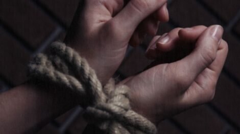 homem-e-amarrado-apos-tentar-agredir-ex-companheira-a-pauladas-em-st