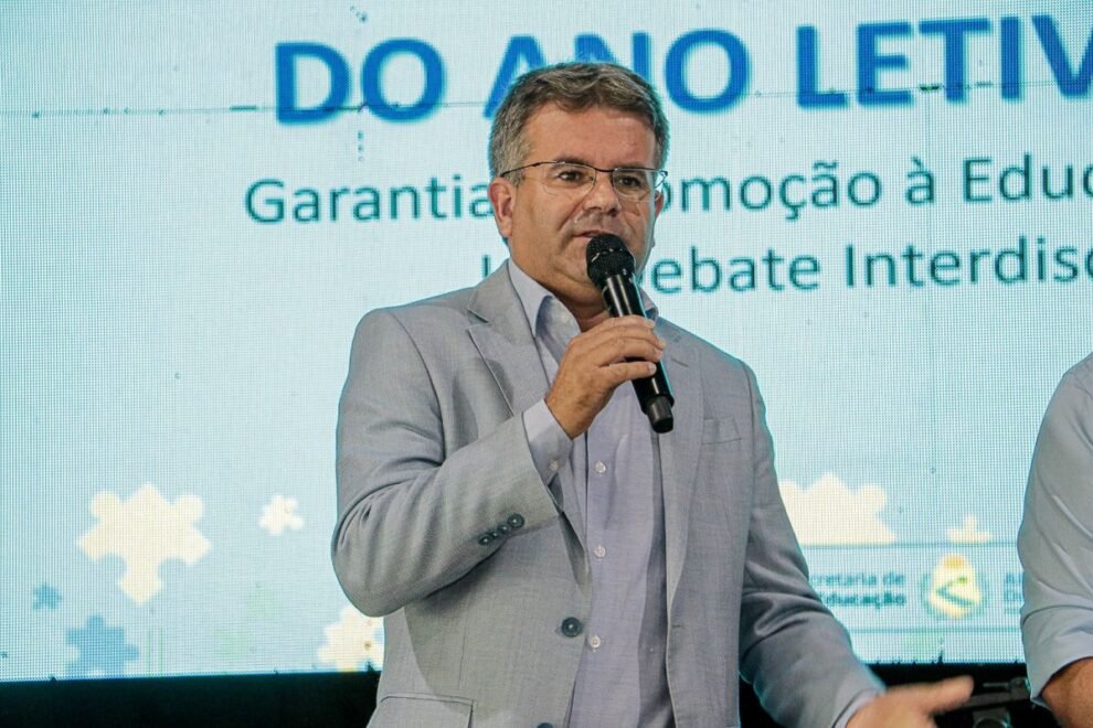 em-evento-com-professores,-sandrinho-reafirma-compromisso-com-piso-da-categoria