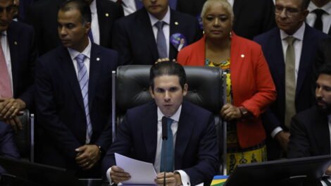 hugo-motta-exige-presenca-em-plenario-so-as-quartas-e-libera-voto-por-celular-a-noite