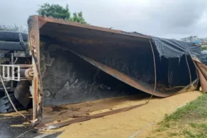 excesso-de-peso-em-carreta-provoca-acidente-na-br-424-em-garanhuns-e-deixa-tres-feridos