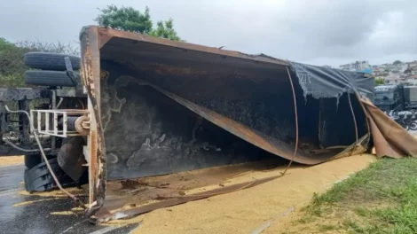 excesso-de-peso-em-carreta-provoca-acidente-na-br-424-em-garanhuns-e-deixa-tres-feridos