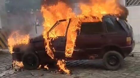 corpo-de-bombeiros-combate-incendio-em-veiculo-em-st-nesta-6a