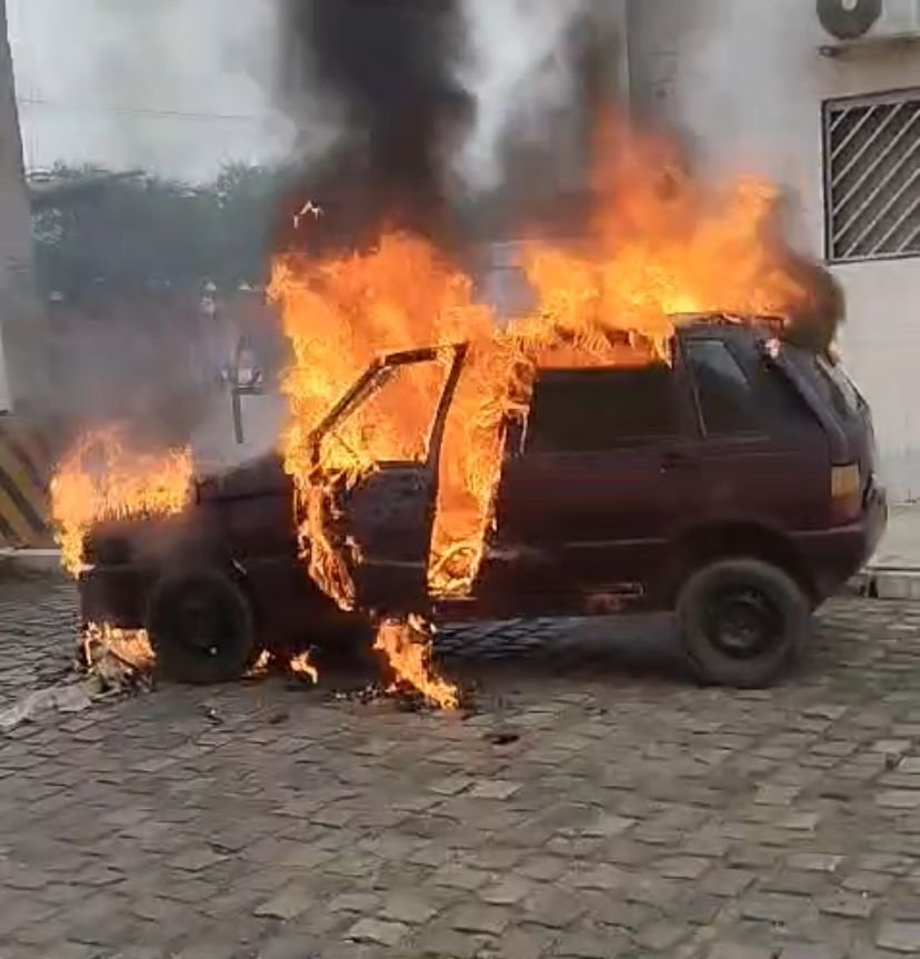 corpo-de-bombeiros-combate-incendio-em-veiculo-em-st-nesta-6a
