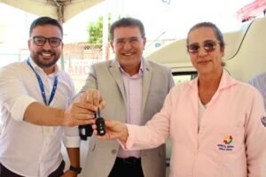 luciano-duque-entrega-nova-ambulancia-ao-hospital-regional-emilia-camara
