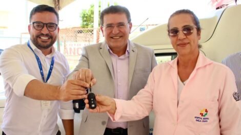 luciano-duque-entrega-nova-ambulancia-ao-hospital-regional-emilia-camara
