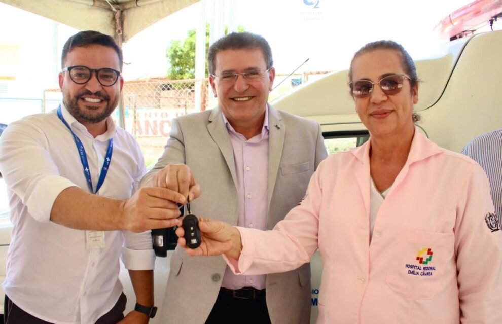 luciano-duque-entrega-nova-ambulancia-ao-hospital-regional-emilia-camara