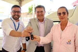 luciano-duque-entrega-nova-ambulancia-para-o-hospital-regional-de-afogados