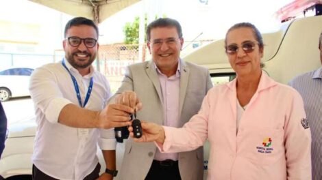luciano-duque-entrega-nova-ambulancia-para-o-hospital-regional-de-afogados