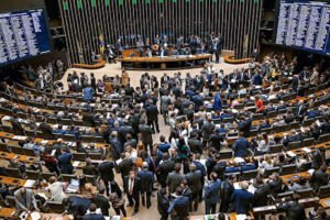 deputado-negro-protocola-projeto-para-reconhecer-preconceito-racial-contra-brancos;-saiba-quem