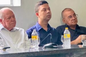 prefeito-de-flores-debate-futuro-da-compesa-em-encontro-regional