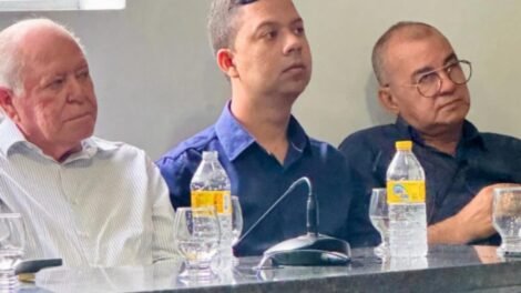 prefeito-de-flores-debate-futuro-da-compesa-em-encontro-regional