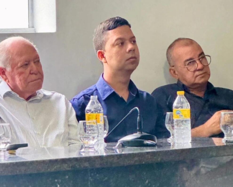 prefeito-de-flores-debate-futuro-da-compesa-em-encontro-regional