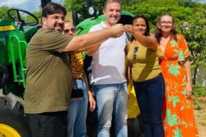 fredson-brito-entrega-trator-conquistado-atraves-de-parceria-com-silvio-costa-filho-e-codevasf