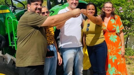 fredson-brito-entrega-trator-conquistado-atraves-de-parceria-com-silvio-costa-filho-e-codevasf
