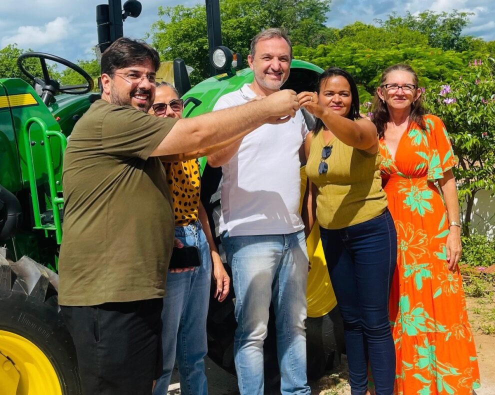 fredson-brito-entrega-trator-conquistado-atraves-de-parceria-com-silvio-costa-filho-e-codevasf