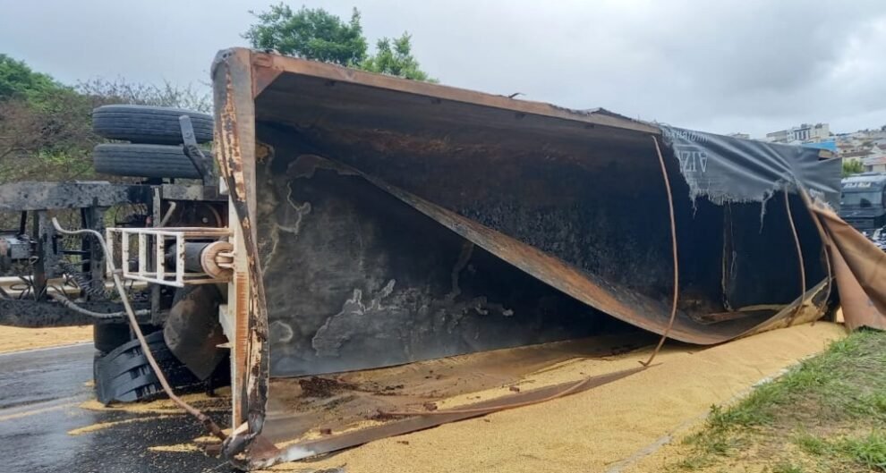 carga-pesada-e-imprudencia:-acidente-grave-na-br-424-deixa-feridos-e-interdita-rodovia