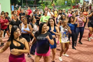 aula-de-danca-anima-noite-no-parque-janelas-para-o-rio-em-gravata