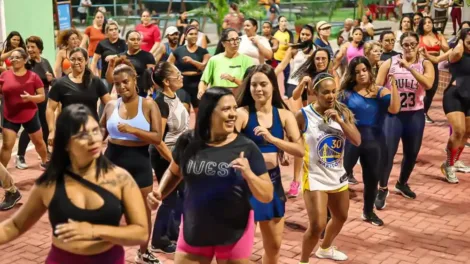 aula-de-danca-anima-noite-no-parque-janelas-para-o-rio-em-gravata