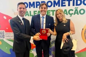 em-brasilia,-prefeito-de-flores-recebe-o-selo-ouro-pelo-compromisso-com-educacao-do-municipio