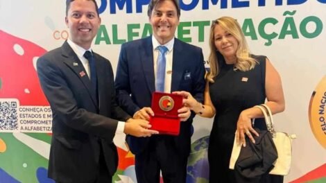 em-brasilia,-prefeito-de-flores-recebe-o-selo-ouro-pelo-compromisso-com-educacao-do-municipio