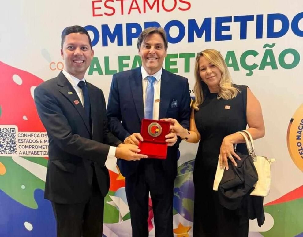 em-brasilia,-prefeito-de-flores-recebe-o-selo-ouro-pelo-compromisso-com-educacao-do-municipio