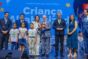 pernambuco-recebe-selo-nacional-compromisso-com-a-alfabetizacao-na-categoria-ouro