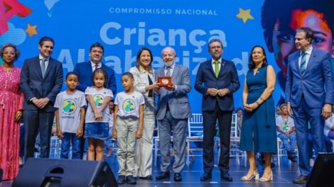 pernambuco-recebe-selo-nacional-compromisso-com-a-alfabetizacao-na-categoria-ouro