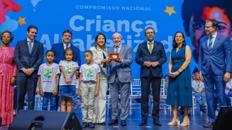 pernambuco-recebe-selo-nacional-compromisso-com-a-alfabetizacao-na-categoria-ouro