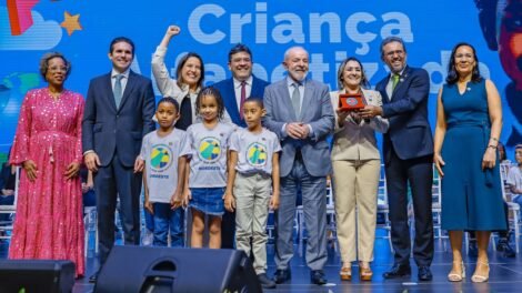 pernambuco-recebe-selo-nacional-compromisso-com-a-alfabetizacao-na-categoria-ouro