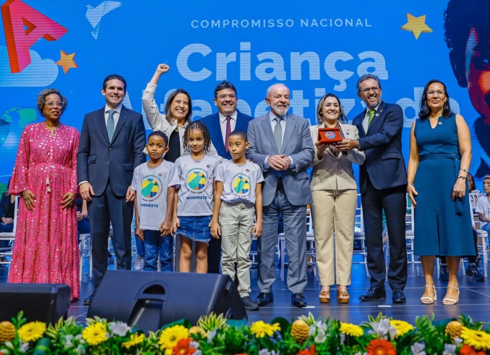 pernambuco-recebe-selo-nacional-compromisso-com-a-alfabetizacao-na-categoria-ouro