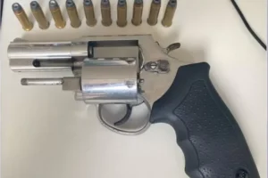 homem-e-preso-com-arma-de-fogo-na-rodoviaria-de-pesqueira
