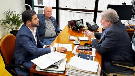 renildo-calheiros-anuncia-retroescavadeira-para-iguaracy