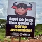 ‘so-joga-lixo-quem-e-corno’:-prefeito-espalha-placas-inusitadas-para-combater-descarte-irregular