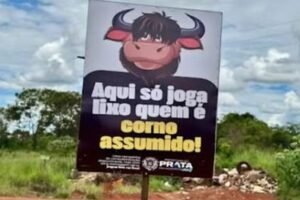 ‘so-joga-lixo-quem-e-corno’:-prefeito-espalha-placas-inusitadas-para-combater-descarte-irregular