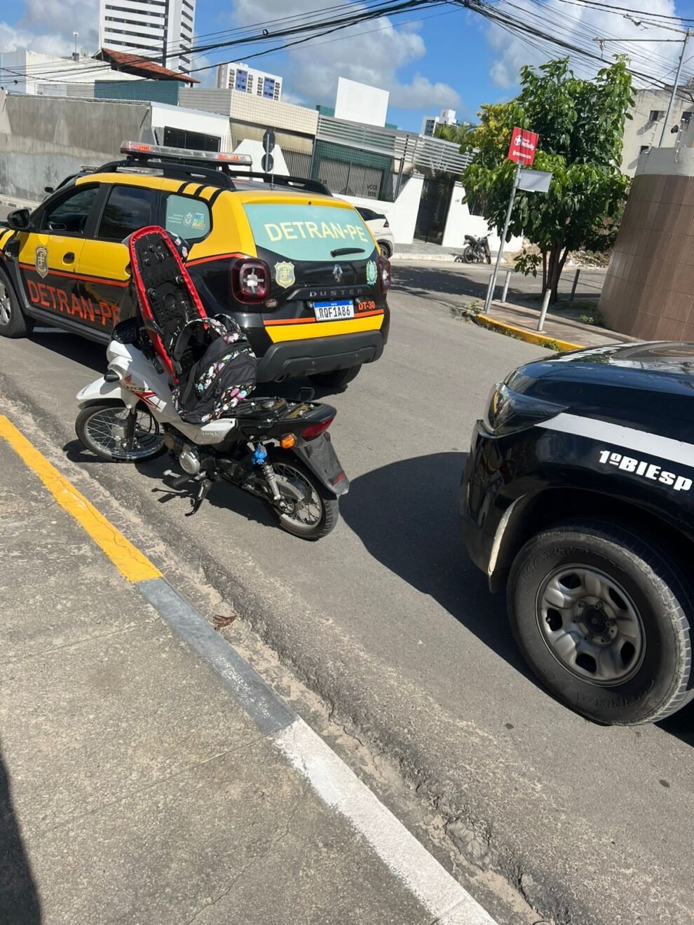 caruaru:-homem-e-detido-com-drogas-e-motocicleta-irregular-no-bairro-universitario