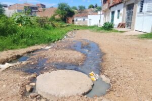 afogados:-moradores-reclamam-de-esgoto-a-ceu-aberto-e-mau-cheiro-em-rua-do-sao-bras