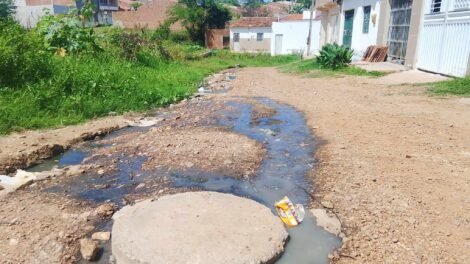 afogados:-moradores-reclamam-de-esgoto-a-ceu-aberto-e-mau-cheiro-em-rua-do-sao-bras