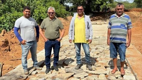 prefeito-ze-pretinho-visita-obra-da-passagem-molhada-do-sitio-bezerros,-em-quixaba