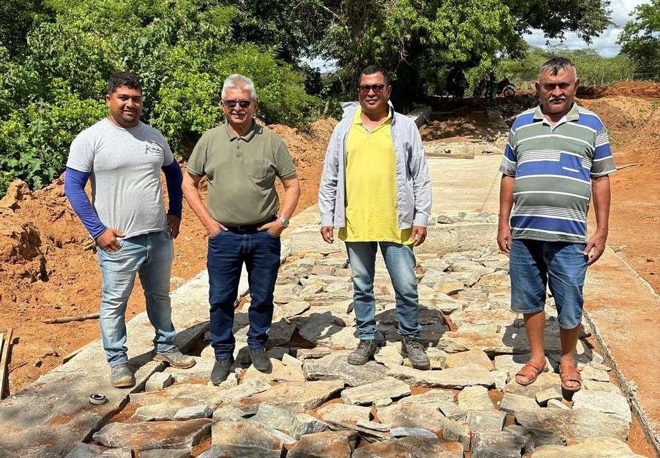 prefeito-ze-pretinho-visita-obra-da-passagem-molhada-do-sitio-bezerros,-em-quixaba